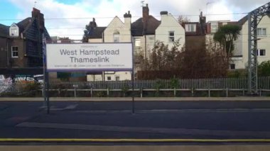 Tren Londra 'dan sonra bir sonraki istasyona giderken pencere kenarı manzarası. Tren Londra 'nın merkezinden İngiltere' nin Luton şehrine gidiyor. 20 Kasım 2023 'te yakalandı.