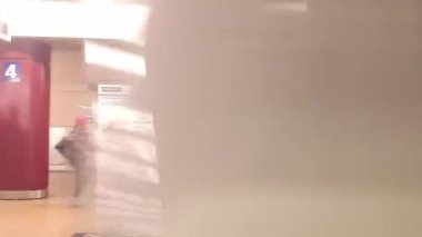 Tren Londra 'dan sonra bir sonraki istasyona giderken pencere kenarı manzarası. Tren Londra 'nın merkezinden İngiltere' nin Luton şehrine gidiyor. 20 Kasım 2023 'te yakalandı.