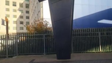 Tren Londra 'dan sonra bir sonraki istasyona giderken pencere kenarı manzarası. Tren Londra 'nın merkezinden İngiltere' nin Luton şehrine gidiyor. 20 Kasım 2023 'te yakalandı.