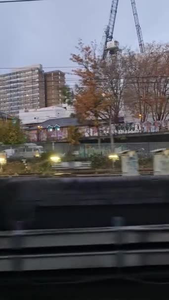 Blick Aus Dem Fenster Nach Draußen Während Der Zug Schnell — Stockvideo