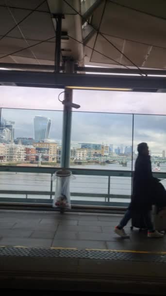 Fenêtre Siège Vue Extérieur Pendant Train Déplaçant Rapidement Prochaine Gare — Video
