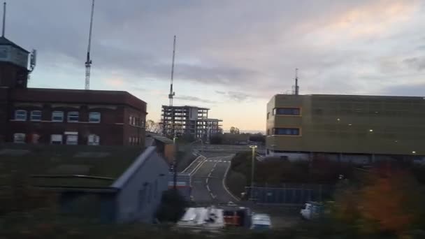列车快速驶向伦敦后的下一站时 窗外的座位视图 这列火车从伦敦市中心开往英国的卢顿市 2023年11月20日被捕 — 图库视频影像