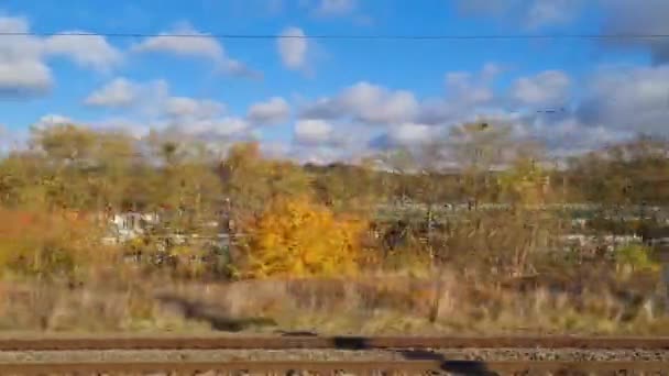 Raamstoel Uitzicht Buitenkant Tijdens Trein Snel Naar Het Volgende Station — Stockvideo