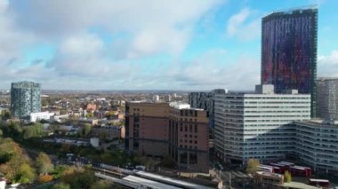 Bulutlu ve Yağmurlu bir günde Batı Croydon Londra Başkent Turu Yüksek Açı Manzarası. İngiltere 'nin merkezi Londra' sı. 20 Kasım 2023 'te yakalandı.