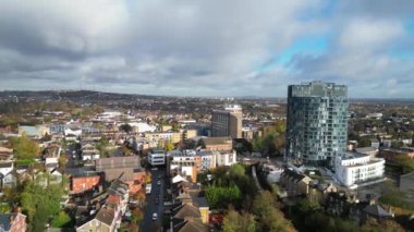 Bulutlu ve Yağmurlu bir günde Batı Croydon Londra Başkent Turu Yüksek Açı Manzarası. İngiltere 'nin merkezi Londra' sı. 20 Kasım 2023 'te yakalandı.