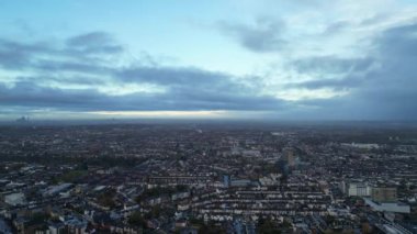 Bulutlu ve Yağmurlu bir günde Batı Croydon Londra Başkent Turu Yüksek Açı Manzarası. İngiltere 'nin merkezi Londra' sı. 20 Kasım 2023 'te yakalandı.