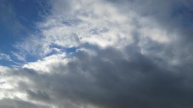 Bulutların Yüksek Açılı Görüntüsü ve Gökyüzü İngiltere 'nin Luton Kasabası üzerinde Güzel Parlak Günbatımında. Görüntü İHA 'nın Kamerasıyla Yakalandı