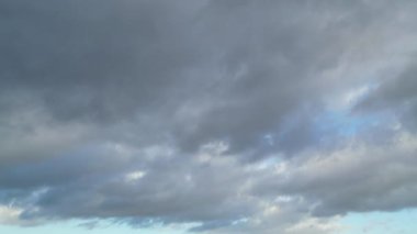 Bulutların Yüksek Açılı Görüntüsü ve Gökyüzü İngiltere 'nin Luton Kasabası üzerinde Güzel Parlak Günbatımında. Görüntü İHA 'nın Kamerasıyla Yakalandı
