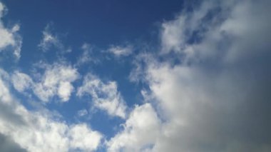 Bulutların Yüksek Açılı Görüntüsü ve Gökyüzü İngiltere 'nin Luton Kasabası üzerinde Güzel Parlak Günbatımında. Görüntü İHA 'nın Kamerasıyla Yakalandı