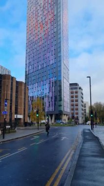 Bulutlu ve Yağmurlu bir günde Batı Croydon Londra Başkent Turu Düşük Açı Görünümü. İngiltere 'nin merkezi Londra' sı. 20 Kasım 2023 'te yakalandı.