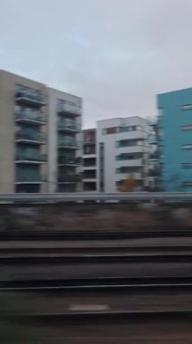 Tren Londra 'dan sonra bir sonraki istasyona giderken pencere kenarı manzarası. Tren Londra 'nın merkezinden İngiltere' nin Luton şehrine gidiyor. 20 Kasım 2023 'te yakalandı. 