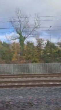 Tren Londra 'dan sonra bir sonraki istasyona giderken pencere kenarı manzarası. Tren Londra 'nın merkezinden İngiltere' nin Luton şehrine gidiyor. 20 Kasım 2023 'te yakalandı. 