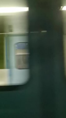 Tren Londra 'dan sonra bir sonraki istasyona giderken pencere kenarı manzarası. Tren Londra 'nın merkezinden İngiltere' nin Luton şehrine gidiyor. 20 Kasım 2023 'te yakalandı. 