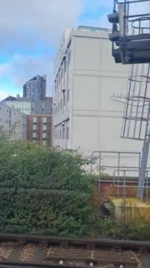 Tren Londra 'dan sonra bir sonraki istasyona giderken pencere kenarı manzarası. Tren Londra 'nın merkezinden İngiltere' nin Luton şehrine gidiyor. 20 Kasım 2023 'te yakalandı.