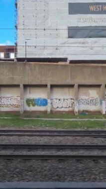 Tren Londra 'dan sonra bir sonraki istasyona giderken pencere kenarı manzarası. Tren Londra 'nın merkezinden İngiltere' nin Luton şehrine gidiyor. 20 Kasım 2023 'te yakalandı.