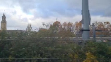 Tren Londra 'dan sonra bir sonraki istasyona giderken pencere kenarı manzarası. Tren Londra 'nın merkezinden İngiltere' nin Luton şehrine gidiyor. 20 Kasım 2023 'te yakalandı.