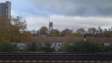 Tren Londra 'dan sonra bir sonraki istasyona giderken pencere kenarı manzarası. Tren Londra 'nın merkezinden İngiltere' nin Luton şehrine gidiyor. 20 Kasım 2023 'te yakalandı.