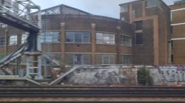 Tren Londra 'dan sonra bir sonraki istasyona giderken pencere kenarı manzarası. Tren Londra 'nın merkezinden İngiltere' nin Luton şehrine gidiyor. 20 Kasım 2023 'te yakalandı.