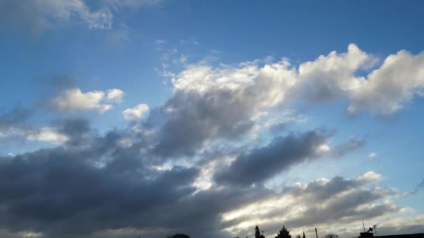 ภาพม งของเมฆและท องฟ าเหน อเม องล นของอ งกฤษในระหว างพระอาท ตกท — วีดีโอสต็อก