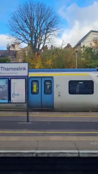 Вид Вікно Під Час Поїзду Швидко Переїжджає Наступну Станцію Після — стокове відео