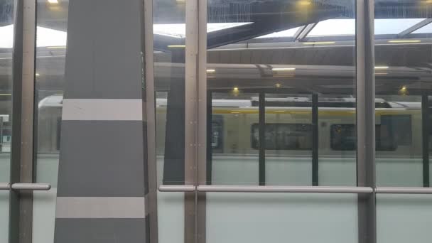 列车快速驶向伦敦后的下一站时 窗外的座位视图 这列火车从伦敦市中心开往英国的卢顿市 2023年11月20日被捕 — 图库视频影像