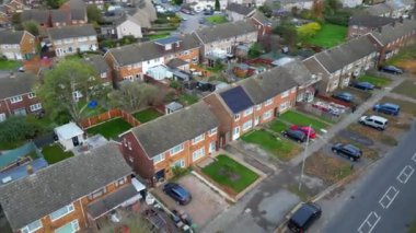 İngiltere 'nin Dunstable ve Luton Towns yakınlarında yer alan Houghton Regis kasabasının hava görüntüleri. 17 Kasım 2023, Günbatımında Drone 'un Kamerasıyla Çekilen Görüntüler