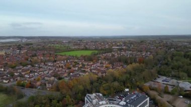 İngiltere 'nin Dunstable ve Luton Towns yakınlarında yer alan Houghton Regis kasabasının hava görüntüleri. 17 Kasım 2023, Günbatımında Drone 'un Kamerasıyla Çekilen Görüntüler