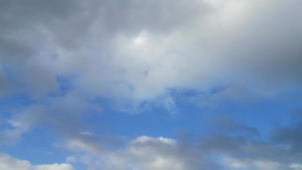 아름다운 영국의 타운을 구름과 하늘의 드론의 카메라로 촬영되었습니다 — 비디오