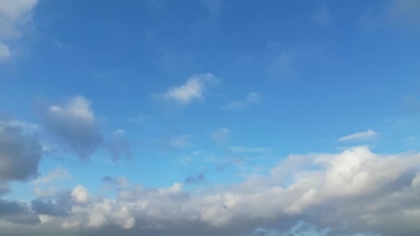 아름다운 영국의 타운을 구름과 하늘의 드론의 카메라로 촬영되었습니다 — 비디오