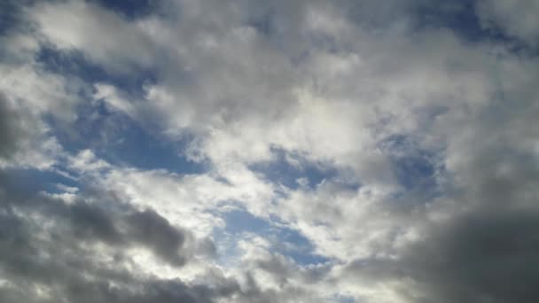 在美丽明亮的落日下 英国卢顿镇上空的云彩和天空的高角影像 镜头是用Drone的相机拍摄的 — 图库视频影像
