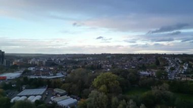 İngiltere 'nin Hemel Hempstead şehrinin güzel yüksek açılı görüntüsü. İHA 'nın Kamerasıyla 5 Kasım 2023' te Parlak Güneş ve Rüzgarlı Gün 'de Çekilen Görüntü.
