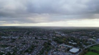 İngiltere 'nin Hemel Hempstead şehrinin Zaman Hızı Yüksek Açı Görüntüsü. İHA 'nın Kamerasıyla 5 Kasım 2023' te Parlak Güneş ve Rüzgarlı Gün 'de Çekilen Görüntü.