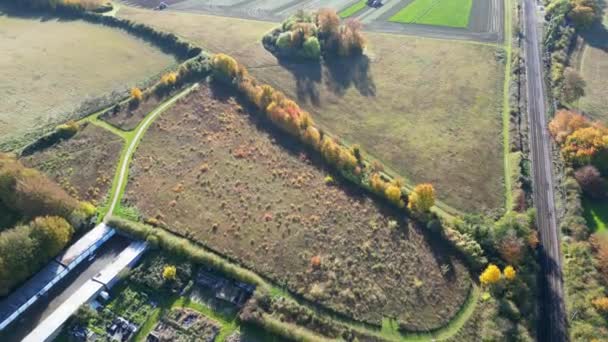 イギリスのイギリスのレシュヴァースガーデンシティの田園農場の風景の高角度の映像 2023年の冬にドローンのカメラで撮影された — ストック動画