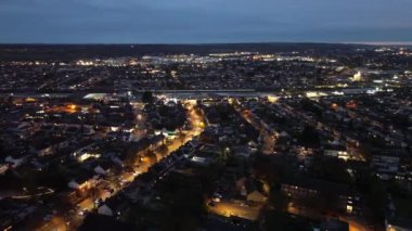 Gece boyunca İngiltere 'nin Aydınlanmış Luton şehrinin hava görüntüsü. 22 Kasım 2023