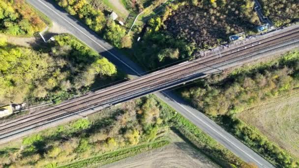 Filmagem Alto Ângulo Estrada Britânica Passando Pelo Campo Letchworth Inglaterra — Vídeo de Stock