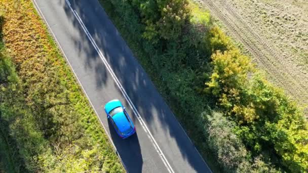 レトヴィアース イングランド イギリスの田舎を通るイギリスの道路の高角度の映像 フッテージは 2023年11月11日に撮影されました — ストック動画