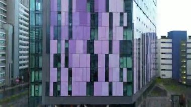 Bulutlu ve Yağmurlu bir günde Londra 'nın başkenti West Croydon' da yüksek açılı ve hızlandırılmış uzun binalar görüntüsü. İngiltere 'nin merkezi Londra' sı. 20 Kasım 2023 'te yakalandı.