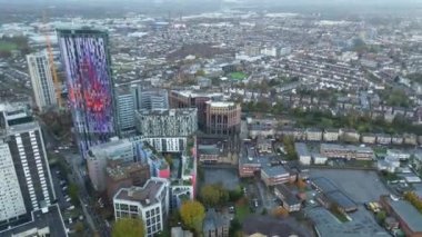 Bulutlu ve Yağmurlu bir günde Londra 'nın başkenti West Croydon' da yüksek açılı ve hızlandırılmış uzun binalar görüntüsü. İngiltere 'nin merkezi Londra' sı. 20 Kasım 2023 'te yakalandı.