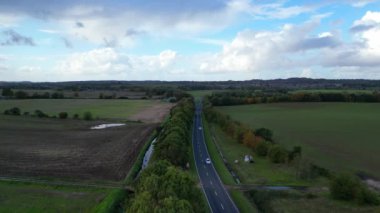 İngiltere 'nin Bedfordshire' ın güzel köylerinden geçen 