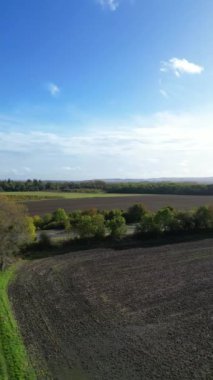İngiltere 'nin Bedfordshire' ın güzel köylerinden geçen 