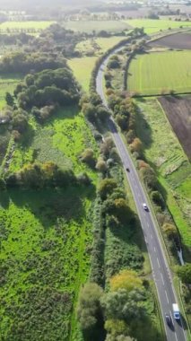 İngiltere 'nin Bedfordshire' ın güzel köylerinden geçen 