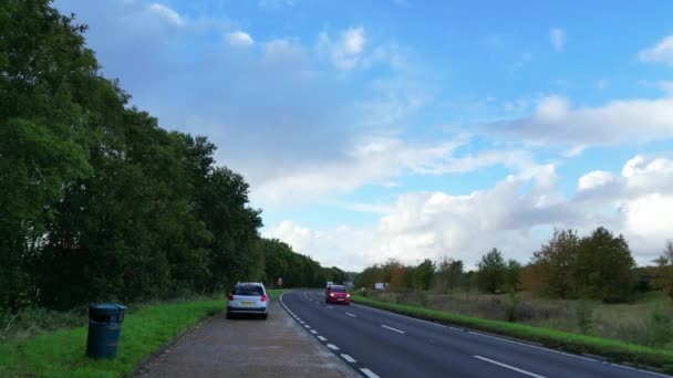 英国乡村景观的高角度图像及其被称为 A或B 路的道路及其穿过英国英格兰贝德福郡美丽村庄的过程 2023年10月30日被捕 — 图库视频影像