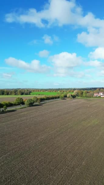 イギリスの田園風景の高角度と AまたはB 道路と呼ばれ 英国のベッドフォードシャーの美しい村々を通過する道路 2023年10月30日に捕獲された — ストック動画