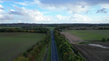 İngiltere 'nin Bedfordshire' ın güzel köylerinden geçen 