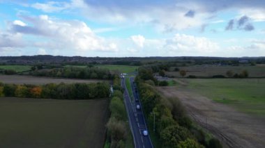 İngiltere 'nin Bedfordshire' ın güzel köylerinden geçen 