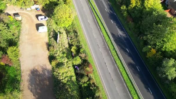 英国乡村景观的高角度图像及其被称为 A或B 路的道路及其穿过英国英格兰贝德福郡美丽村庄的过程 2023年10月30日被捕 — 图库视频影像