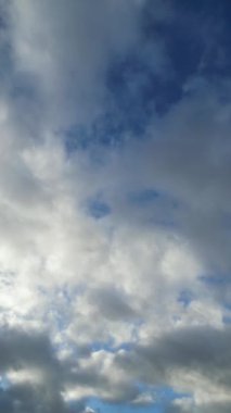 Yüksek Açılı İnsansız Hava Aracı 'nın Eşsiz Gökyüzü Kamera Görüntüsü ve İngiltere' de Hızlı Hareketli Kış Bulutları