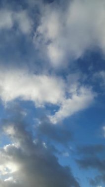 Yüksek Açılı İnsansız Hava Aracı 'nın Eşsiz Gökyüzü Kamera Görüntüsü ve İngiltere' de Hızlı Hareketli Kış Bulutları