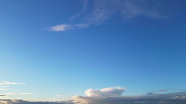 英国上空独特的天空和戏剧化快速移动的冬季云彩的高角镜头 — 图库视频影像