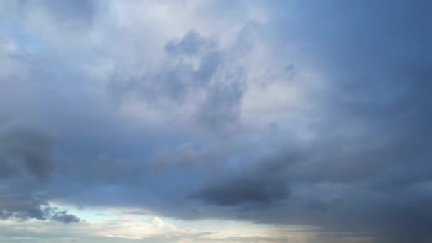 英国上空独特的天空和戏剧化快速移动的冬季云彩的高角镜头 — 图库视频影像